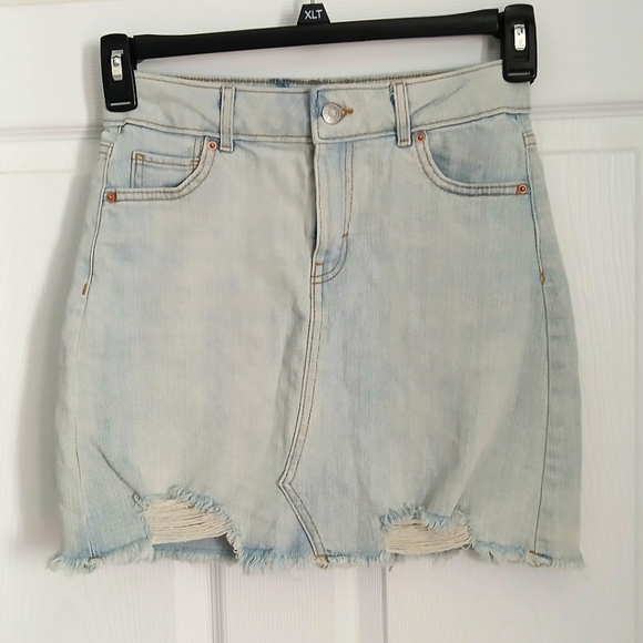 wild fable Dresses & Skirts - Wild Fable Acid Wash Denim Mini Skirt – Size 0, Y2K Vibes, Frayed Hem